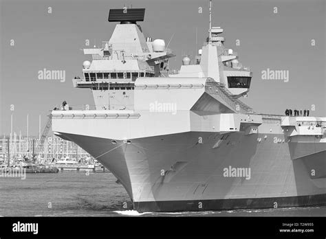 Photo En Noir Et Blanc Du Porte Avions De La Royal Navy Hms Queen