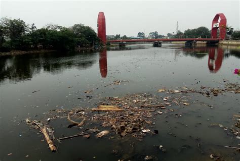 Debit Air Berkurang Sungai Cisadane Kota Tangerang Dikepung Sampah