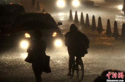 北京暴雨致首都机场大批航班取消或延误新闻中心新浪网