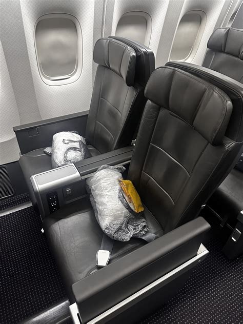 American Airlines DFW-HNL Premium Economy Review | Boeing 777