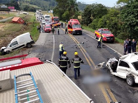 Acidente Na Br 470 Entre Carros E Carretas Deixa Dois Mortos