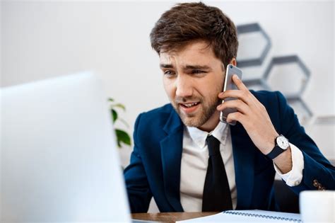 Homem De Neg Cios Novo Irritado Que Fala No Telefone Fundo Do