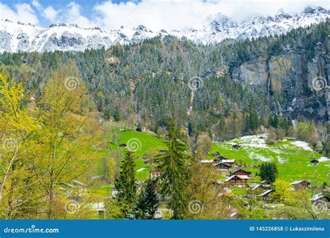 Mooi Dorp Lauterbrunnen Dichtbij Interlaken In Zwitserland Stock Foto