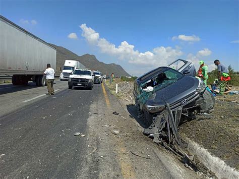 Familia resulta lesionada tras volcar su vehículo en García Telediario