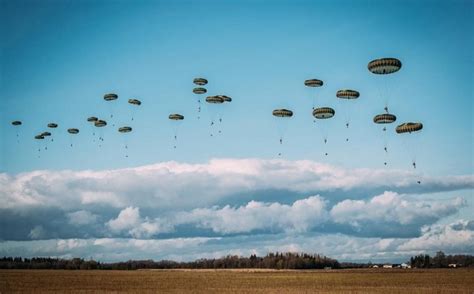 Exercițiu de amploare la Baza Aeriană Câmpia Turzii cu 2000 de parașutiști