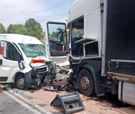 Dolny L Sk Tragiczny Wypadek Busa Poczty Polskiej I Ci Ar Wki Jeden