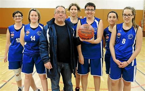 Moutons Blancs Le Football Offre Un Ballon Au Basket Le T L Gramme