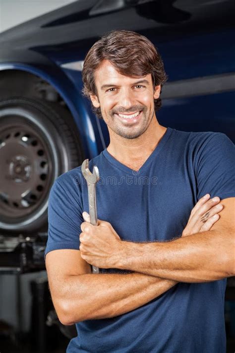 400 Happy Repairman Standing Arms Crossed Stock Photos Free And Royalty