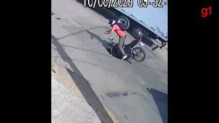 VÍDEO Motociclista cai em bueiro sem tampa em avenida movimentada de