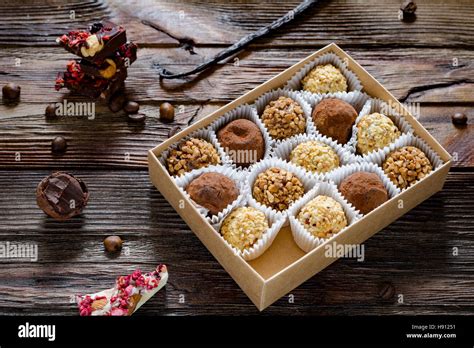 Schachtel Pralinen verschiedene Schokoladen Trüffel weiße Schokolade