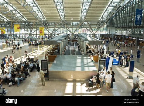 Touristen Auf Dem Flughafen Stock Photo Alamy