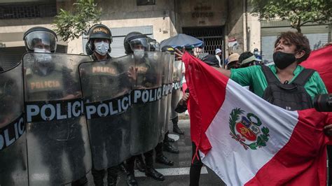 Los violentos disturbios en Perú dejan unos 25 policías heridos en Lima