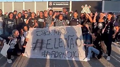 VEJA O MOTIVO CUCA Recebe Protesto TORCIDA Do CORINTHIANS YouTube