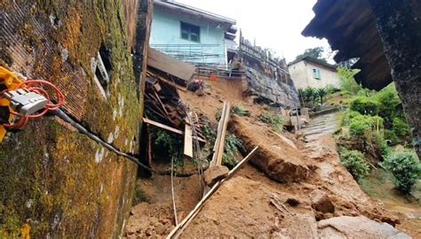 Chuva provoca deslizamento de terra e três pessoas estão desalojada em