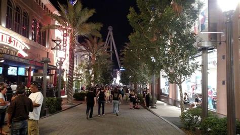 Linq Promenade Restaurants, Shopping & Things To Do - Vegas Food & Fun