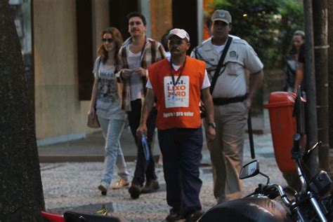 Foto Nathalia Dill E Caio S H S O Multados Por Agente Da Opera O Lixo