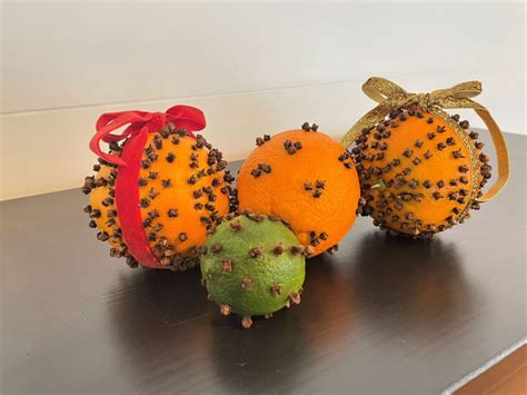 How To Make An Orange Pomander Sweet Smelling Christmas Craft You