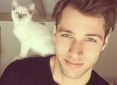 Hot Dudes With Kittens The Purrfect Thing To See On Instagram