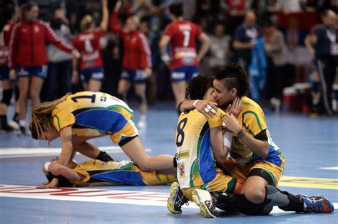 Brasil Fatura Hist Rico T Tulo Mundial No Handebol E Cala Caldeir O