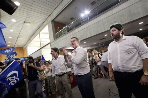 Fotogaler A Aznar Y Un Feij O En La Cresta De La Ola Exhiben Unidad