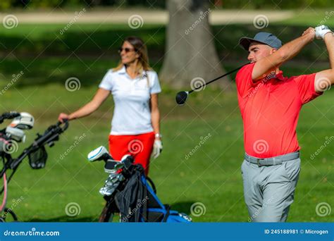 Feliz Pareja De Golf En Un Campo De Golf Imagen De Archivo Imagen De