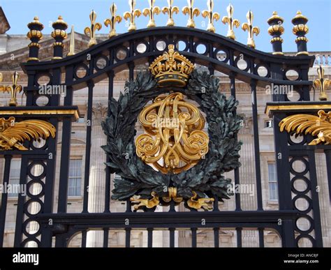 Royal insignia hi-res stock photography and images - Alamy