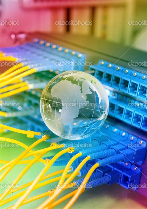 Estilo de tecnología de mapa mundial contra fondo de fibra óptica 2022