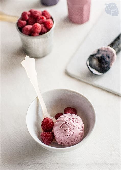 Cómo hacer helado de yogur cremoso Helado de yogur y frutas rojas