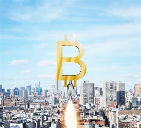 Abstract lançando bitcoin dourado no fundo da cidade do céu Crescimento