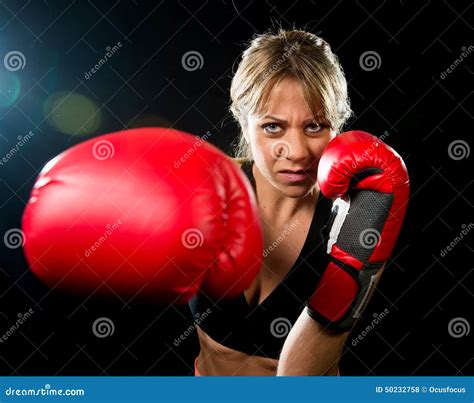 Jovens Cabidos E Menina Atrativa Forte Do Pugilista As Luvas De