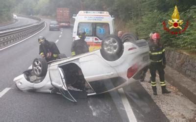 INCIDENTE SULLA SIENA FIRENZE AUTO RIBALTATA SULLA CARREGGIATA