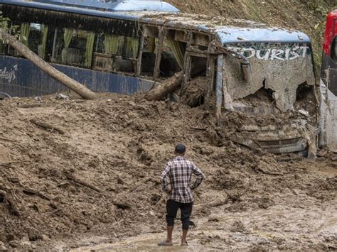 Fluten Und Erdrutsche Monsun Regen In Nepal Fordert Mindestens 200