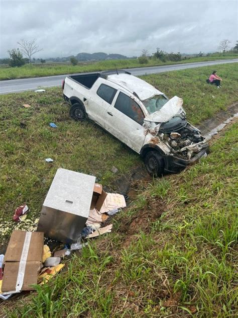 Saída de pista seguida de capotamento deixa mulher ferida em Ilhota