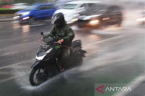 Bmkg Prakirakan Kota Besar Di Indonesia Diguyur Hujan Lebat Aktual