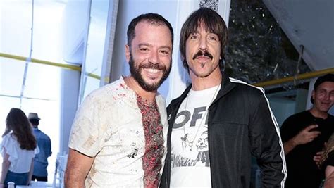 El líder de los Red Hot Chili Peppers disfrutó de la primera fila del desfile de Martín Churba