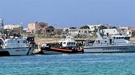 Migranti Ancora Sbarchi A Lampedusa 1 522 In Hotspot Notizie Ansa It