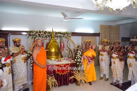 Indiana Buddhist Temple — Offering Lights (Pahan Puja) at Kotte Temple Sri...