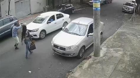 Vídeo casal armado engana motorista de app e rouba carro em região