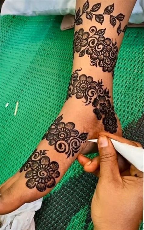 Pin By Ghislaine On Enregistrements Rapides Cute Henna Designs Henna