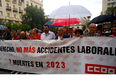 UGT Y CCOO Se Concentran Por La Muerte Del Trabajador De Hinojosa Y