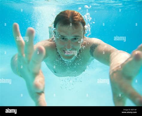 Piscine jouer sous l eau l eau Banque de photographies et dimages à