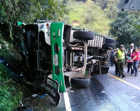 Volcamiento De Bus Deja 2 Ancianos Muertos Y Otros 22 Heridos En La Vía