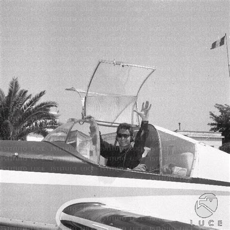 Jacques Charrier A Bordo Del Suo Aereo Saluta Con La Mano Archivio