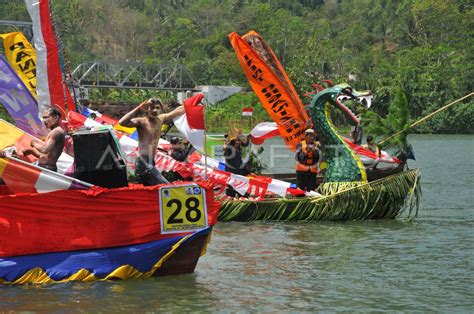 FESTIVAL PERAHU HIAS SERAYU ANTARA Foto