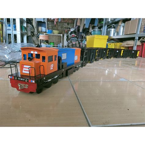 Jual MINIATUR LOKOMOTIF KERETA API DENGAN GERBONG Shopee Indonesia