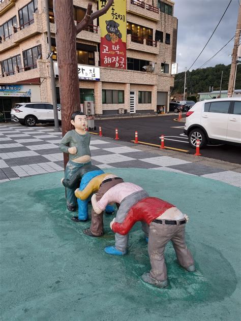 This Weird Children Centipede Statue In Korea Rweird