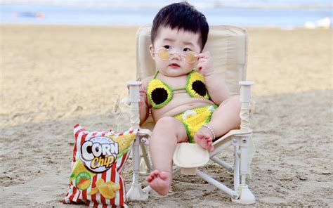 Được mẹ cho đi biển bé gái tháng tuổi tung bộ ảnh bikini ngấn siêu đáng yêu