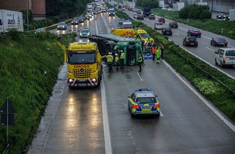 Unfall auf der B10 Umgekippter Lastwagen sorgt für Verkehrschaos am