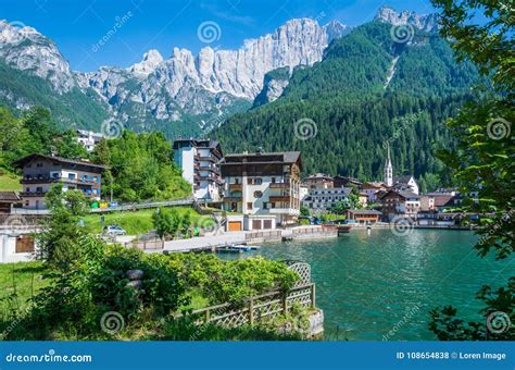 Alleghe Belluno Italia Un Paesino Di Montagna Affascinante Situato