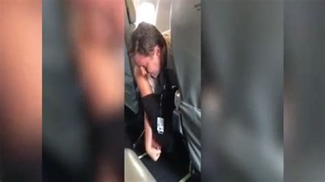 Pilot Tackles Unruly Passenger Cnn